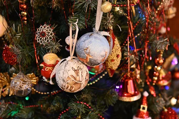 Baum Mit Neuem Festlichen Weihnachtsschmuck Feiertagskonzept — Stockfoto