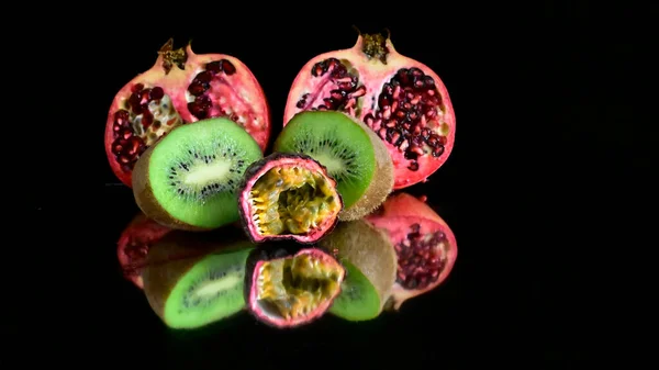 Vista Ravvicinata Dei Frutti Sfondo Nero — Foto Stock