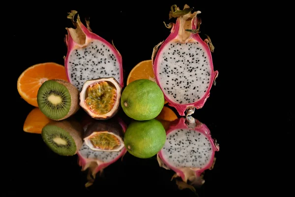 Conjunto Frutas Tropicales Exóticas Maduras Sobre Fondo Negro Concepto Comida — Foto de Stock