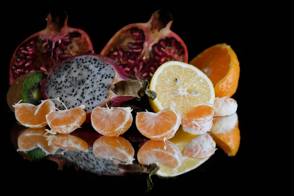 Ensemble Fruits Tropicaux Exotiques Mûrs Sur Fond Noir Concept Alimentation — Photo