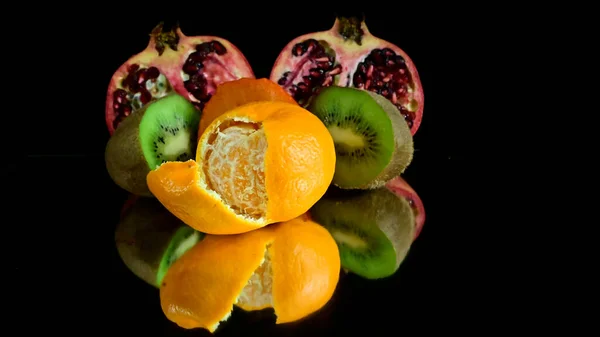 Close Weergave Van Vruchten Zwarte Achtergrond — Stockfoto