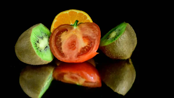 Vue Rapprochée Des Fruits Légumes Sur Fond Noir — Photo