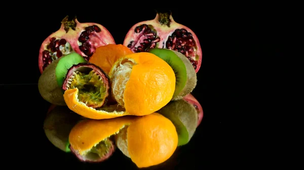 Vue Rapprochée Des Fruits Sur Fond Noir — Photo