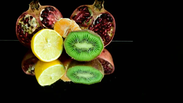 Vista Cerca Frutas Sobre Fondo Negro — Foto de Stock