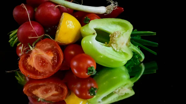 Vue Rapprochée Des Fruits Légumes Sur Fond Noir — Photo