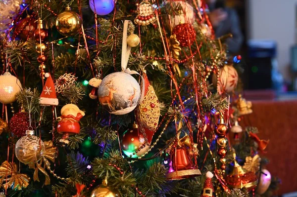 Baum Mit Neuem Festlichen Weihnachtsschmuck Feiertagskonzept — Stockfoto