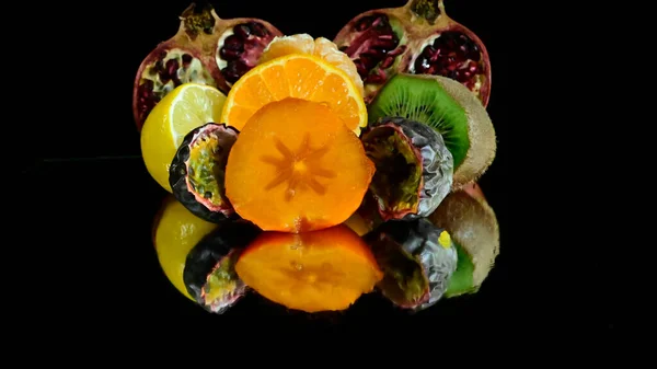 Vue Rapprochée Des Fruits Sur Fond Noir — Photo