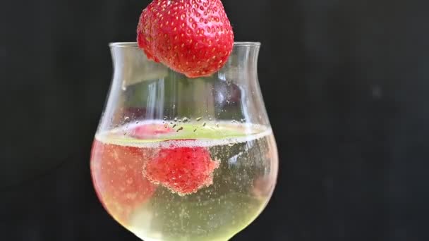 带有香槟和草莓的深色背景的杯子 浪漫的概念 — 图库视频影像