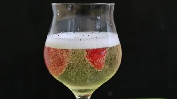 Glas Mit Champagner Und Erdbeeren Auf Dunklem Hintergrund Romantisches Konzept — Stockvideo