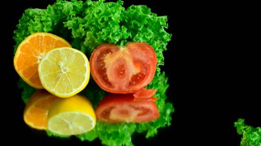 Taze limon, salata, domates ve portakal. sağlıklı yaşam tarzı kavramı.