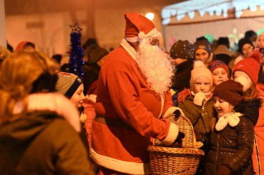 Noel Baba kostümlü adam meydanda kutlamalar sırasında çocuklar arasında, tatil konsepti  