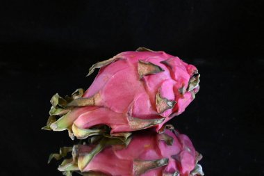 Siyah arka planda pembe ejderha meyvesine yakın plan