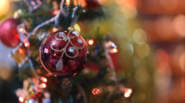 Yeni yılı kutlamak için Noel süslemeleri.