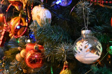 Yeni yılı kutlamak için Noel süslemeleri.