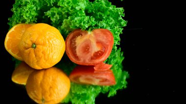 Siyah arkaplanda meyve ve sebze manzarasını kapat