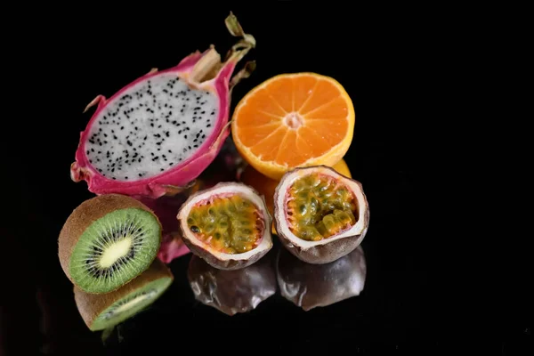 Conjunto Frutas Tropicales Exóticas Maduras Sobre Fondo Negro Concepto Comida — Foto de Stock