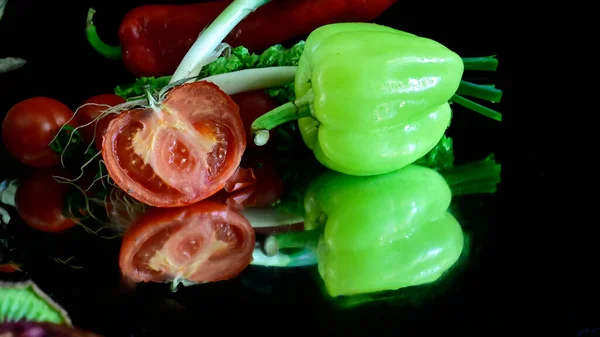 Vue Rapprochée Des Fruits Légumes Sur Fond Noir — Photo