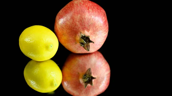 Nahaufnahme Von Früchten Auf Schwarzem Hintergrund — Stockfoto