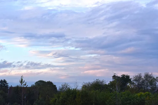 Paisagem Belo Céu Verão Com Nuvens Árvores — Fotografia de Stock