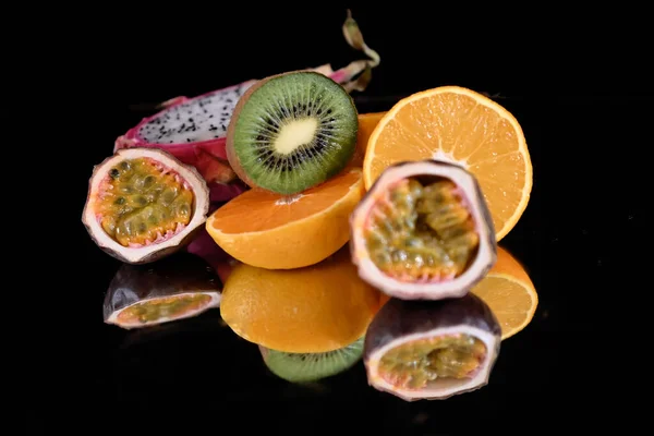 Set Van Rijpe Exotische Tropische Vruchten Zwarte Achtergrond Gezonde Voeding — Stockfoto