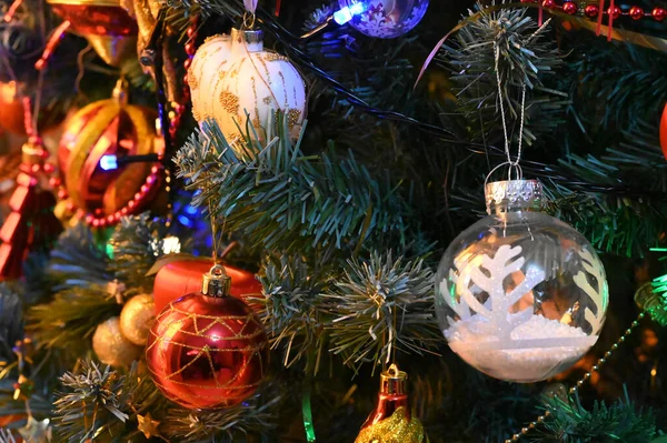 Yeni yılı kutlamak için Noel süslemeleri.