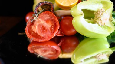 Taze olgun sebzeler sağlıklı gıda kavramı biber, domates, yeşil soğan, turp, limon, sarımsak. 