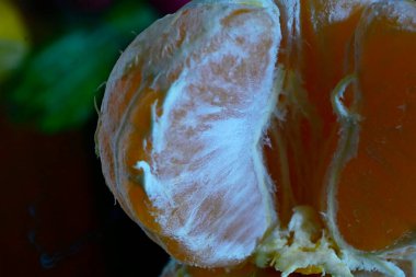 Olgun tatlı Mandarin koyu arkaplanda, yakın görünüm