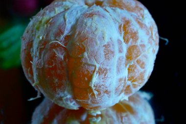 Olgun tatlı Mandarin koyu arkaplanda, yakın görünüm