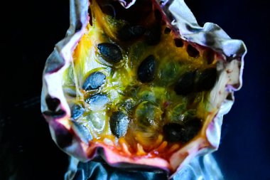 tutku meyvesi siyah arkaplanda izole