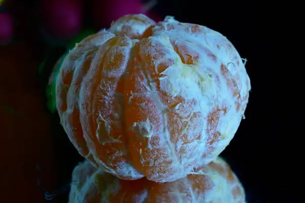Olgun Tatlı Mandarin Koyu Arkaplanda Yakın Görünüm — Stok fotoğraf