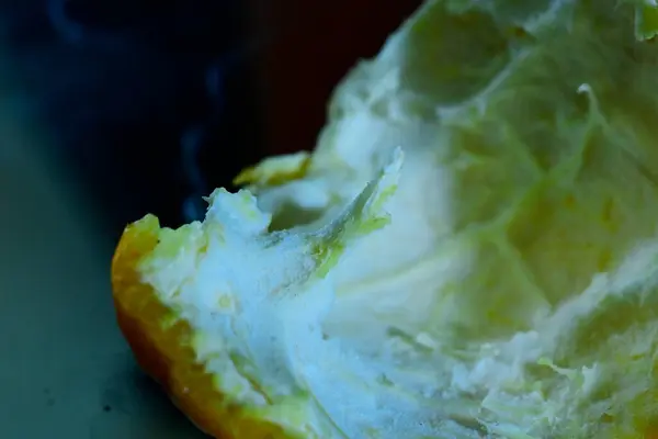 Mandarinenpelz Auf Dunklem Hintergrund Nahaufnahme — Stockfoto