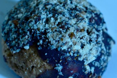 Mavi arkaplanda hamur işine yakın çekim 