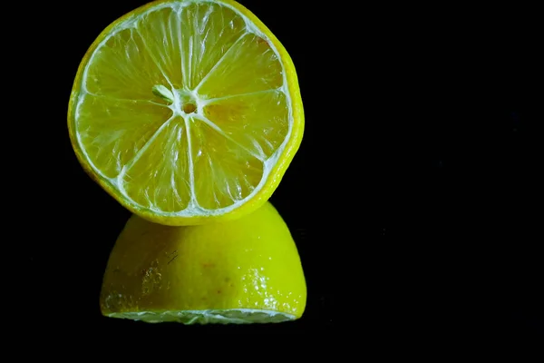 Reife Saure Zitrone Auf Dunklem Hintergrund Nahsicht — Stockfoto