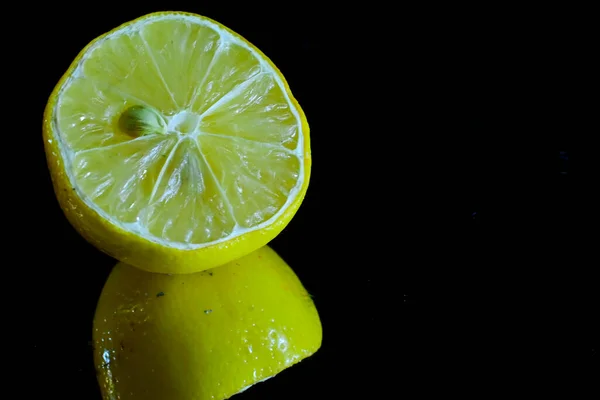 Reife Saure Zitrone Auf Dunklem Hintergrund Nahsicht — Stockfoto