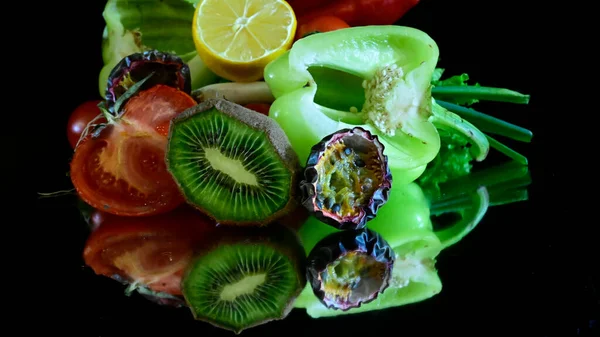 Taze olgun sebzeler sağlıklı gıda kavramı biber, domates, yeşil soğan, turp, limon, sarımsak. 