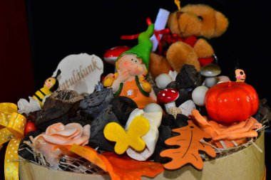 Renkli çocuksu oyuncaklar yığını, yakın çekim.