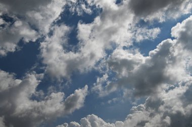 Mavi yaz gökyüzünde beyaz kabarık bulutlar 