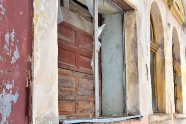 Gündüz vakti eski binanın pencereleri