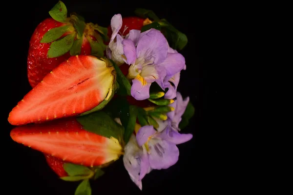 Süße Köstliche Erdbeeren Mit Blüten Auf Dunklem Hintergrund Nahsicht — Stockfoto