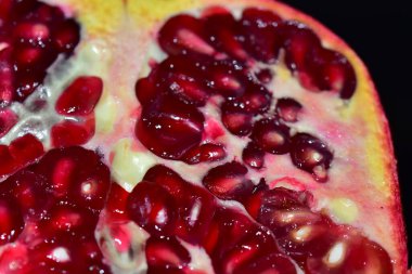 Yarı yarıya nar yakın çekim