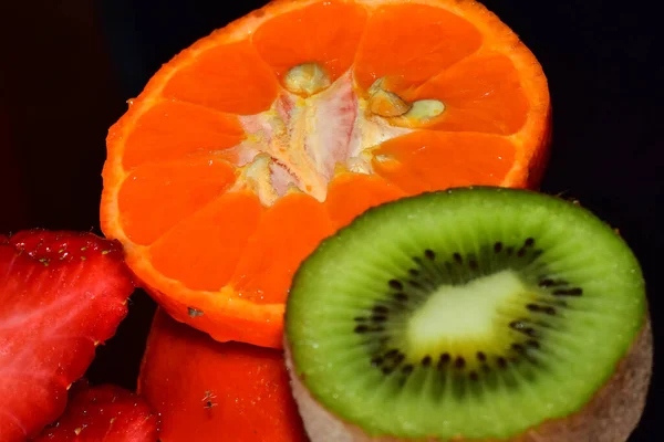 Stukjes Rauwe Verse Kiwi Sinaasappel Met Aardbeien Tafel Van Dichtbij — Stockfoto