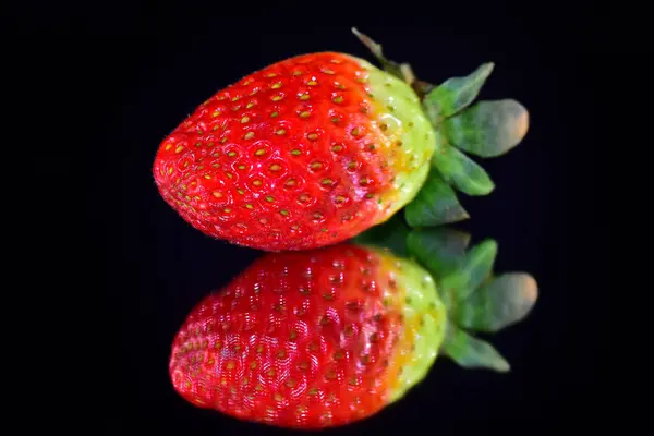 Douce Délicieuse Fraise Réfléchissant Sur Fond Verre Sombre Vue Près — Photo