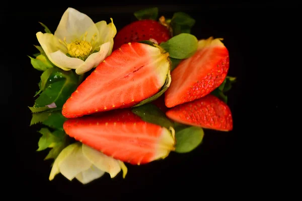 Dulces Fresas Deliciosas Con Flor Sobre Fondo Oscuro Vista Cercana — Foto de Stock