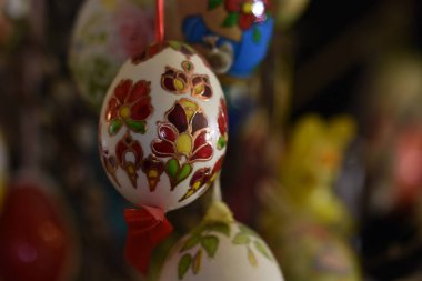 Bulanık arkaplanda dekoratif boyanmış Paskalya yumurtaları, yakın görüş, mutlu paskalya konsepti 