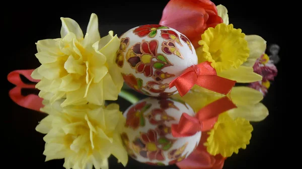 Decorativo Dipinto Uova Pasqua Con Fiori Sfondo Scuro Vista Vicino — Foto Stock