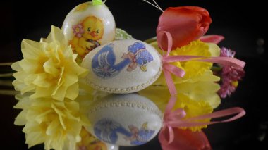 Karanlık arka planda çiçekli dekoratif Paskalya yumurtaları, yakın görüş, mutlu paskalya konsepti 