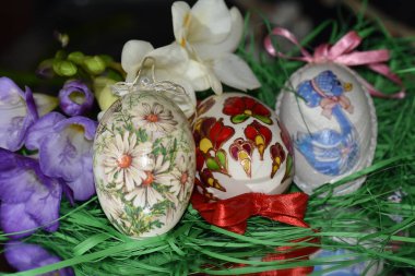 Karanlık arka planda çiçekli dekoratif Paskalya yumurtaları, yakın görüş, mutlu paskalya konsepti 