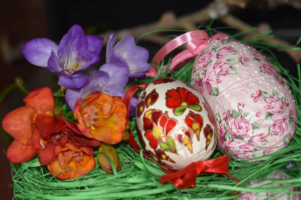 Decorativo Dipinto Uova Pasqua Con Fiori Sfondo Scuro Vista Vicino — Foto Stock