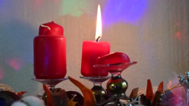 Duvarın yanında yanan mum olan güzel Noel süsleri, tatil konsepti. 