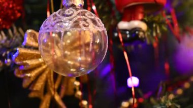 Ağaçtaki güzel Noel süsleri, tatil konsepti. 